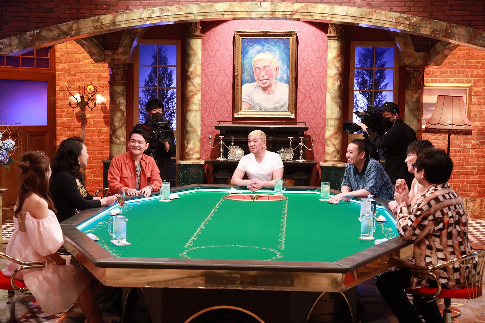 （左手前から時計回りに）板野友美、中島知子、ノブ、松本人志、大悟、横川尚隆、おいでやす小田（C）フジテレビ