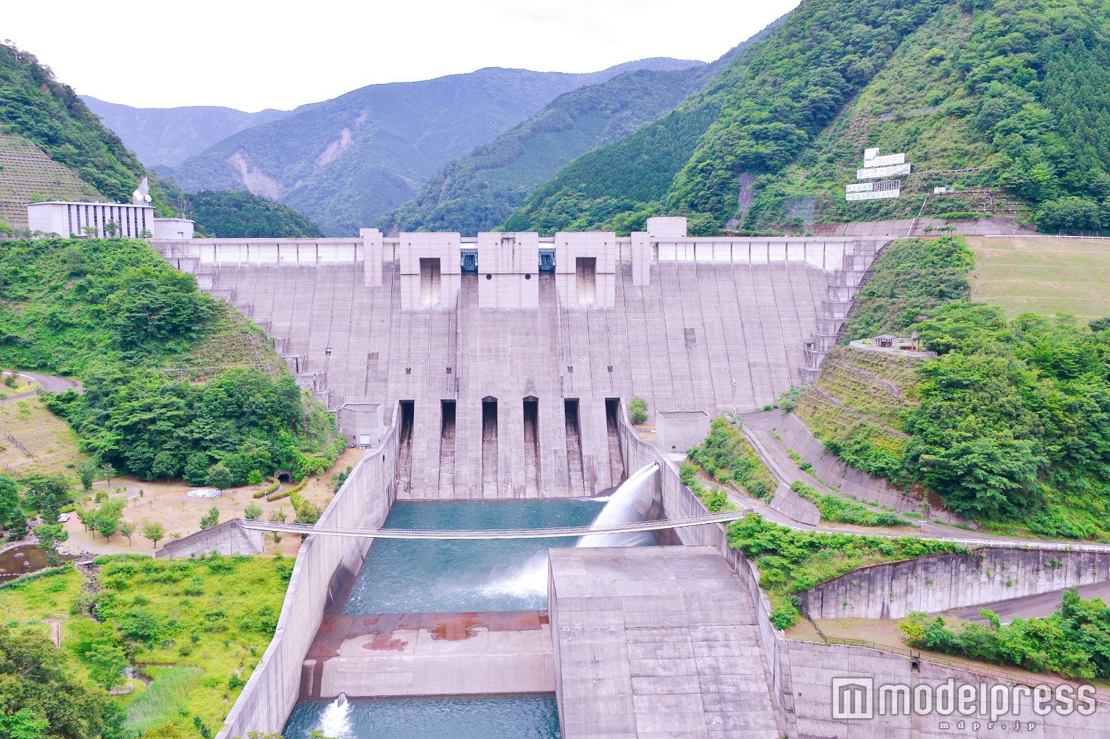 長島ダムの下には徒歩で渡れる「しぶき橋」も （C）モデルプレス