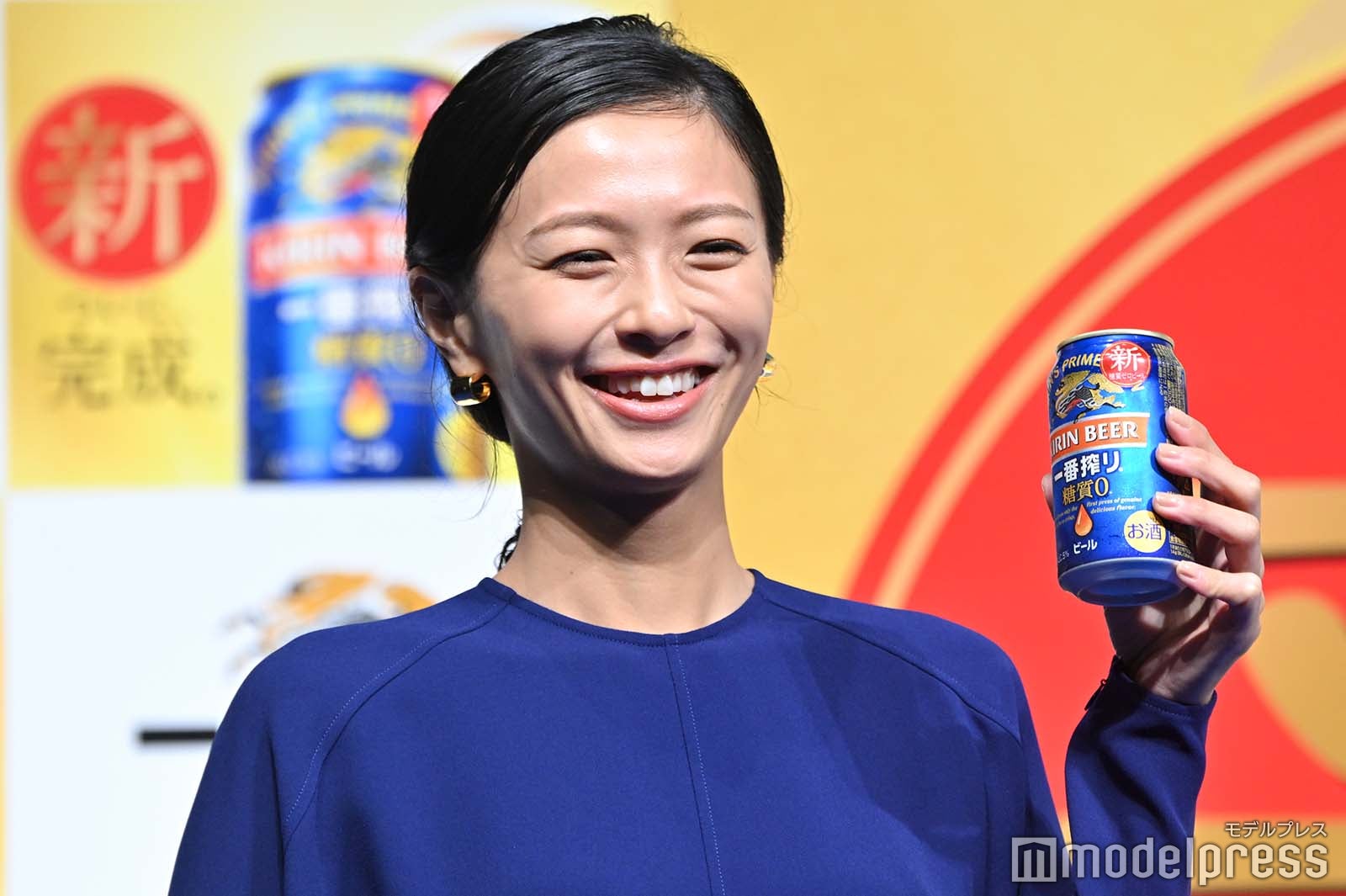 新商品を味わう榮倉奈々 （C）モデルプレス