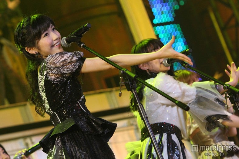 「フライングゲット」／「AKB48 2013真夏のドームツアー～まだまだ、やらなきゃいけないことがある～」札幌ドーム公演より（C）AKS