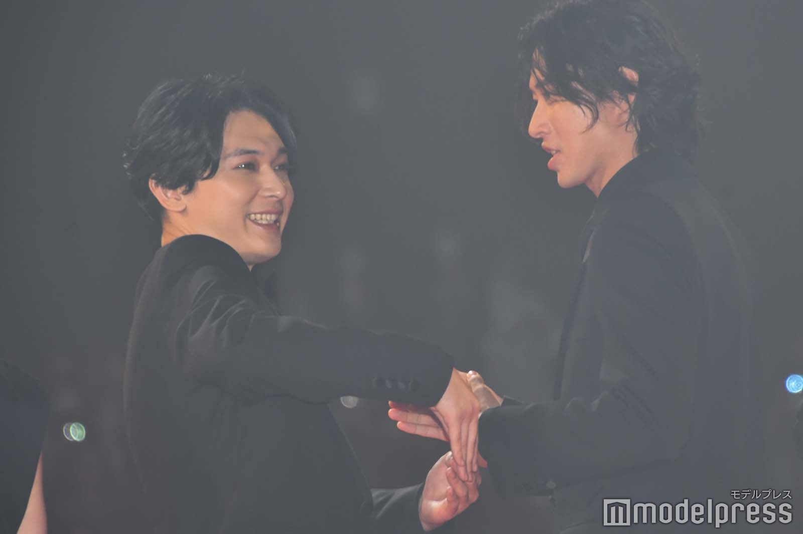 吉沢亮の登場でテンション上がる山崎賢人（C）モデルプレス