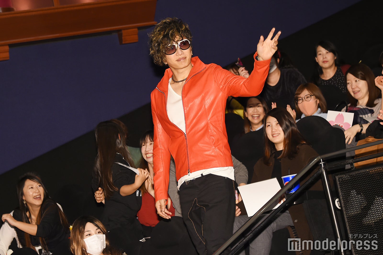 ファンに手を振るGACKT（C）モデルプレス