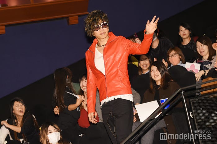 ファンに手を振るGACKT(C)モデルプレス