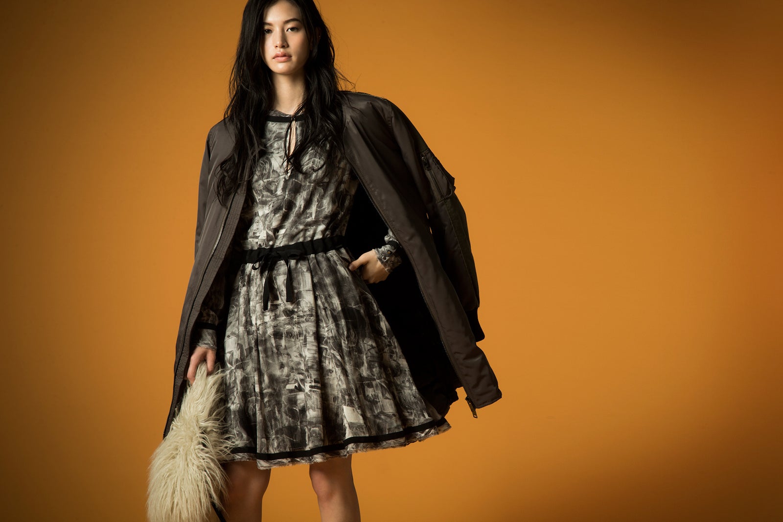 ダウンジャケット￥47,000、ドレス￥42,000、バッグ（日本限定）￥23,000（税抜）、ブーツ￥39,000（税抜）（WEB取り扱い外商品）／全てDIESEL（C）TOPLOG