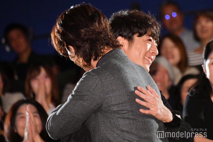 熱い抱擁を交わす佐藤健、高橋一生(C)モデルプレス