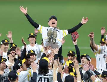 ソフトバンク・小久保監督 かすれた声でVインタビュー「古巣相手に敬遠されて打つ。大したもんですね」栗原敬遠直後に同点打の山本祐を称賛