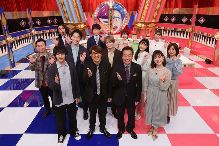 (三列目左から)盛山晋太郎(見取り図)、リリー(見取り図)、峯岸みなみ、若槻千夏(二列目左から)山内健司(かまいたち)、濱家隆一(かまいたち)、菊池風磨(Sexy Zone)、高橋ひかる、大久保佳代子(一列目左から)中村倫也、大竹一樹(さまぁ~ず)、三村マサカズ(さまぁ~ず)、新井恵理那(C)カンテレ