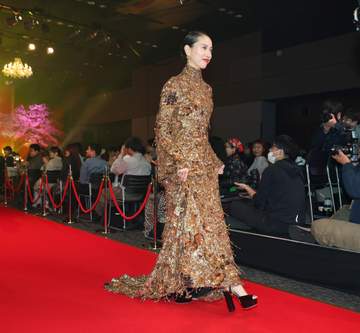 戸田恵梨香 背中まぶしい衝撃ドレス… 360度に圧巻の美貌さく裂「かなりドキドキしています」