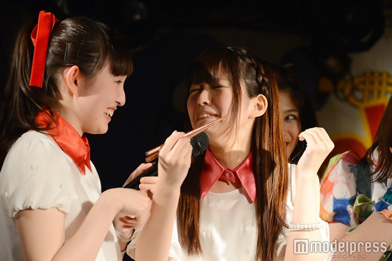 イナゴの佃煮を食べて苦い顔を浮かべるRe:ガールズ・白石柚月（C）モデルプレス