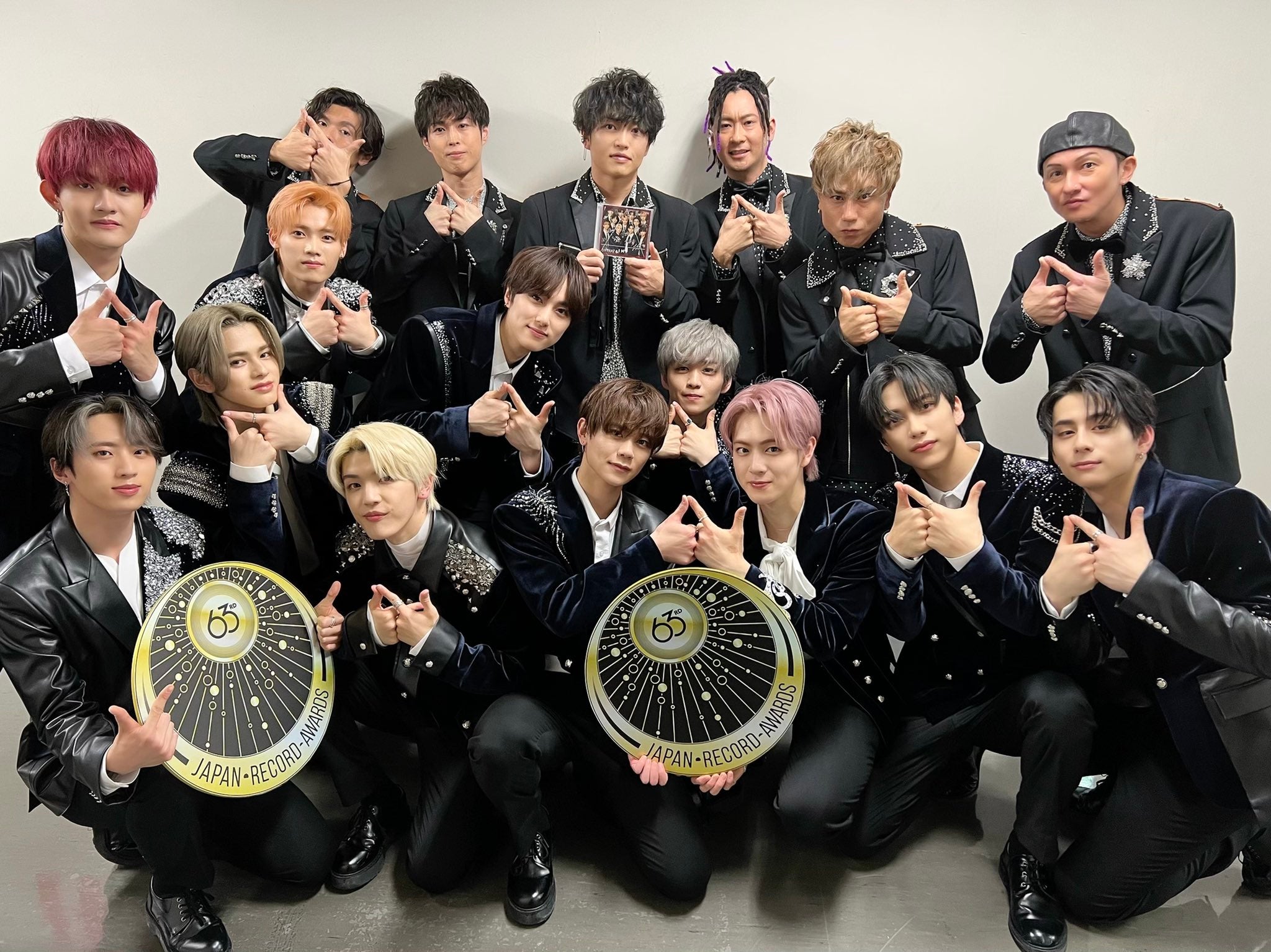 「レコ大」INI、DA PUMPとの集合ショット公開 “INIポーズ”揃って披露で反響「豪華すぎ」「最高」