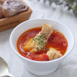 「手羽元とトマトのチリスープ」レシピ【365日のパンとスープ】