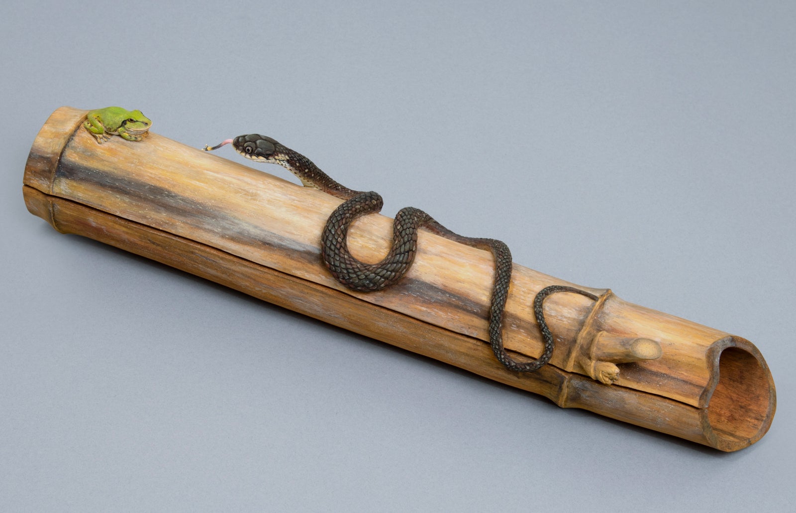 秋川雅史「木彫蛙と蛇」（提供写真）