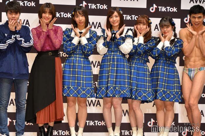 (左から)加藤、萩田帆風、日高優月、松井珠理奈、高柳明音、竹内彩姫、小島よしお (C)モデルプレス