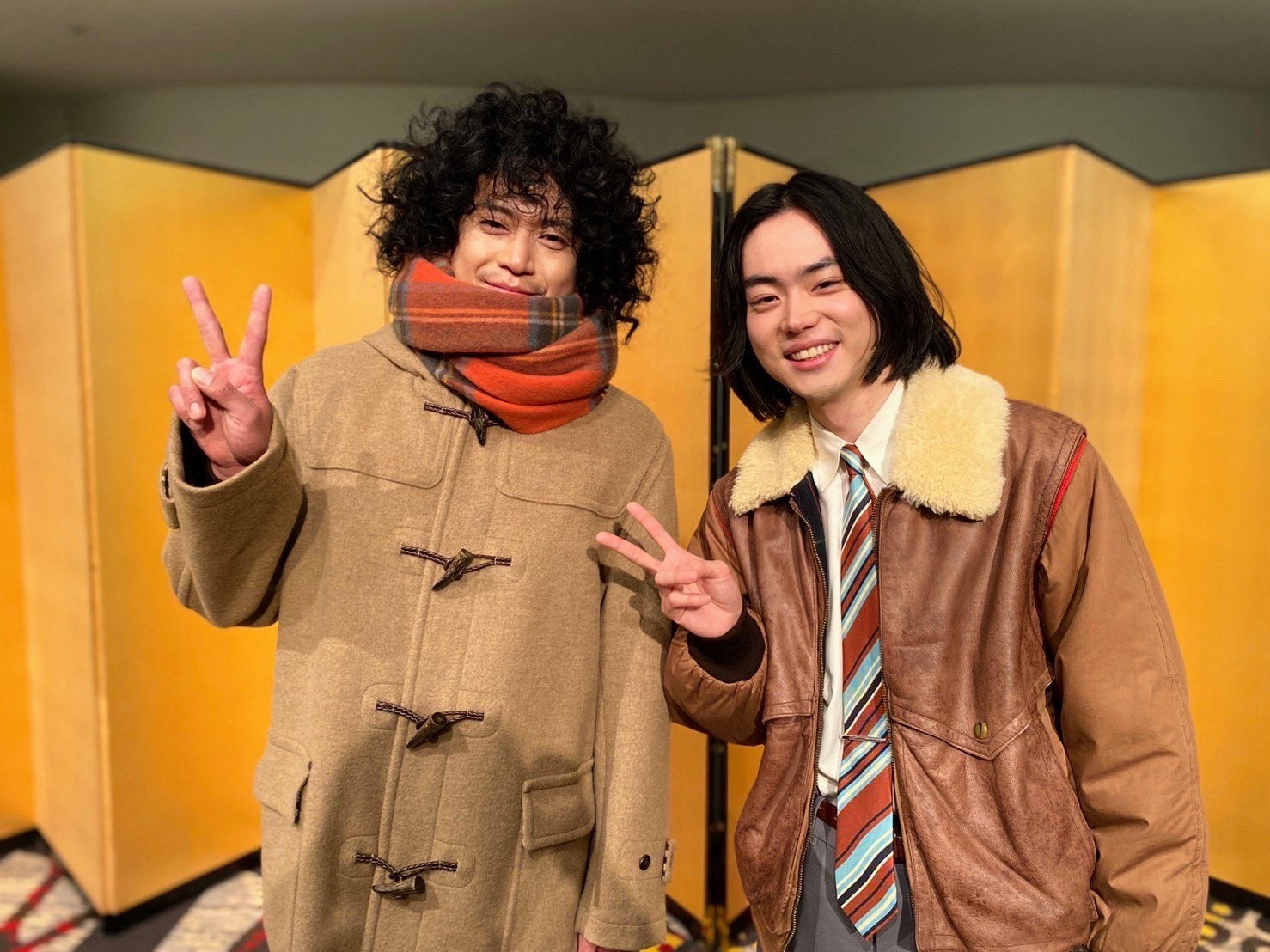 小栗旬「ミスなか」久能整ヘアは地毛だった 菅田将暉との2ショット写真も公開