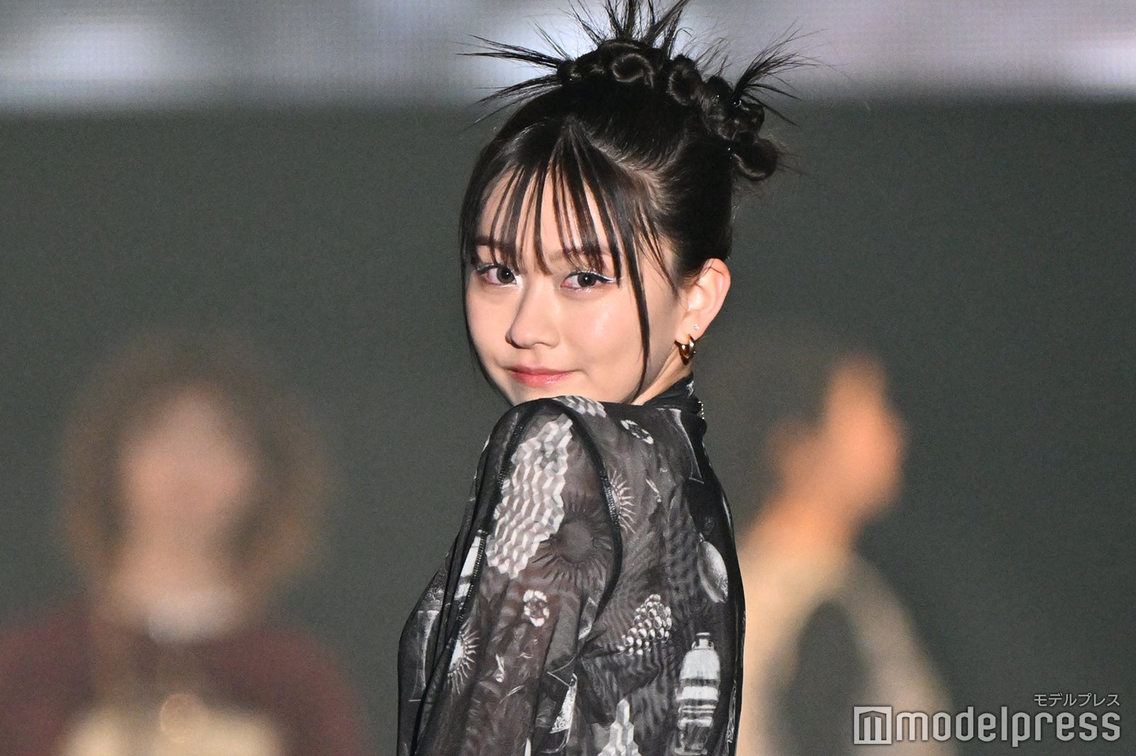 みとゆな、“奇抜ヘア”で存在感放つ クールな魅力放出【TGC