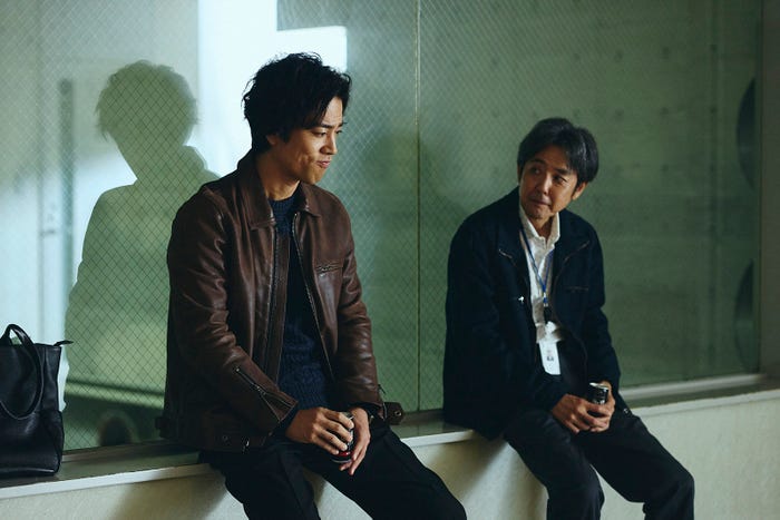 桐谷健太、岡部たかし「Qrosの女」第9話(C)「Qrosの女」製作委員会