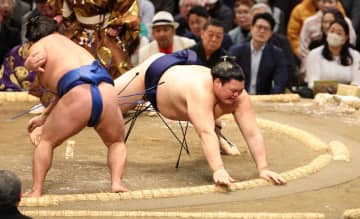 館内騒然 横綱大の里がまさかの初日から3連敗「ダメですね」21歳藤ノ川の引き落としに屈しがく然とうつむく 自己ワーストの屈辱 豊昇龍ら7人が3連勝