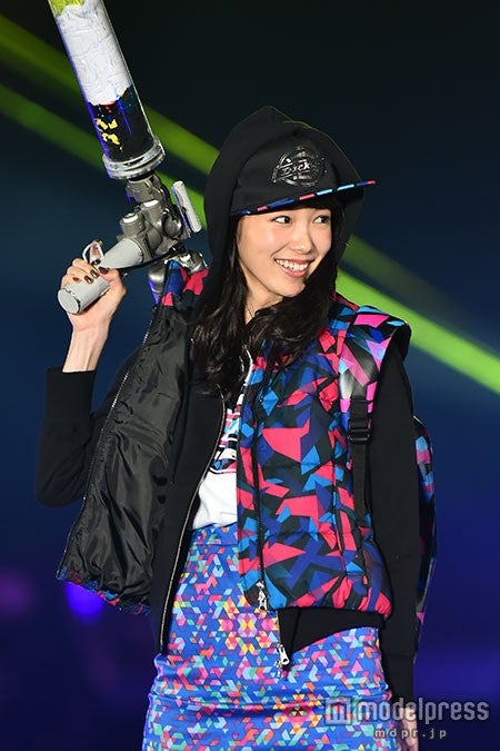 飯豊まりえ、バズーカ砲発射で女子熱狂 弾ける笑顔でランウェイ＜GirlsAward 2015 A／W＞　