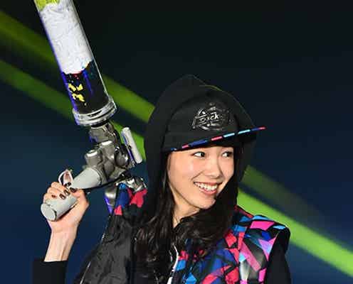 飯豊まりえ、バズーカ砲発射で女子熱狂 弾ける笑顔でランウェイ<GirlsAward 2015 A/W>