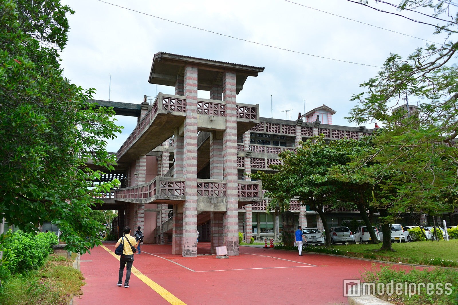 名護市庁舎／正面にせり出す独特な造りのアサギテラス（C）モデルプレス