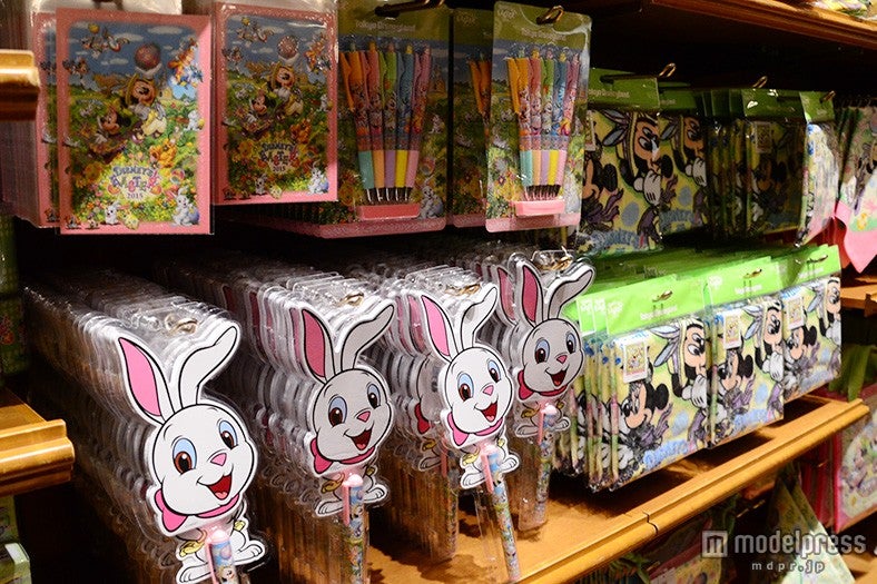イースターバニーメモ＆ペン￥780／ディズニーランド
