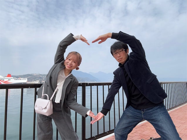 27歳差婚の元アイドル、年上夫と‟結婚6年”ラブラブポーズに反響「お二人とも素敵すぎる」