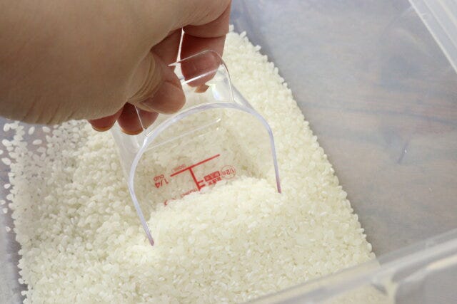 ダイソーのお米がすくいやすいお米も計れるメジャーカップ
