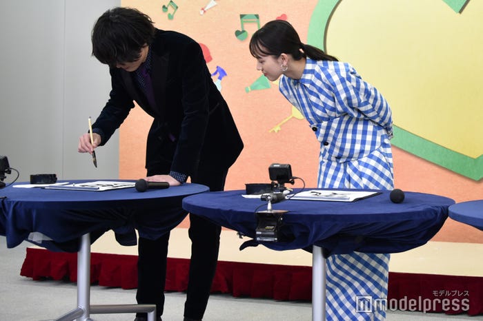 間宮祥太朗の書初めをのぞき込む清原果耶(C)モデルプレス