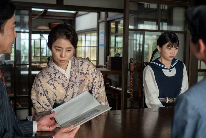 岡部たかし、伊藤沙莉、石田ゆり子「虎に翼」第1話(C)NHK