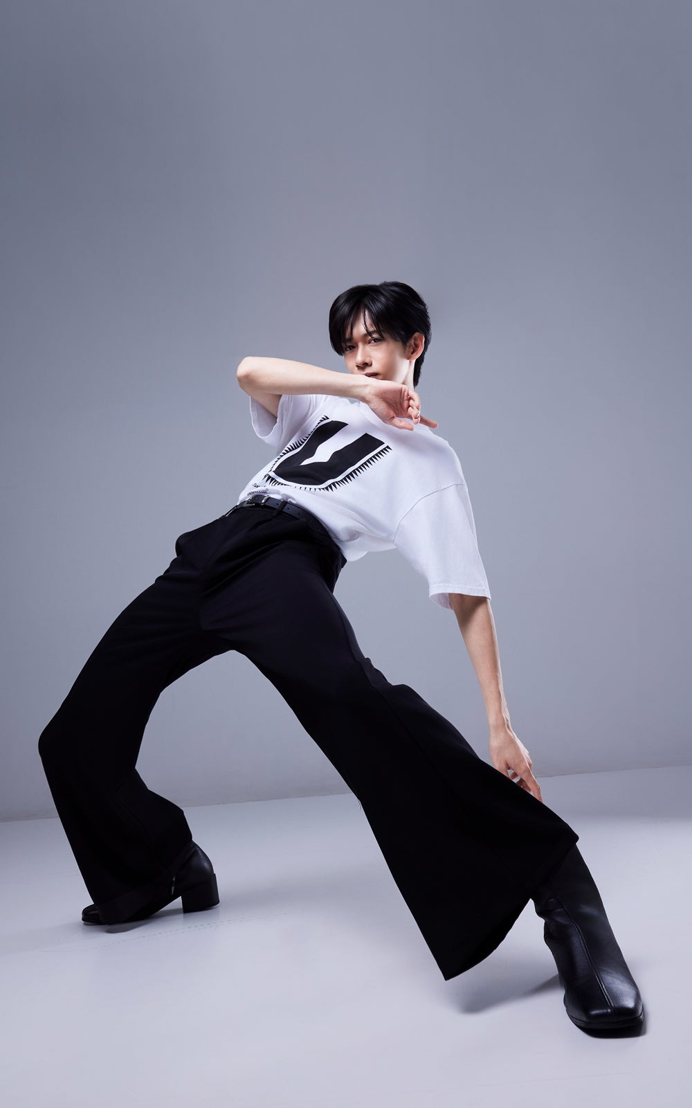 超特急  リョウガ  初代～  １枚900円  写真 年齢非公表”超特急リョウガ、3○歳記念「写真“集”」型トレカ決定