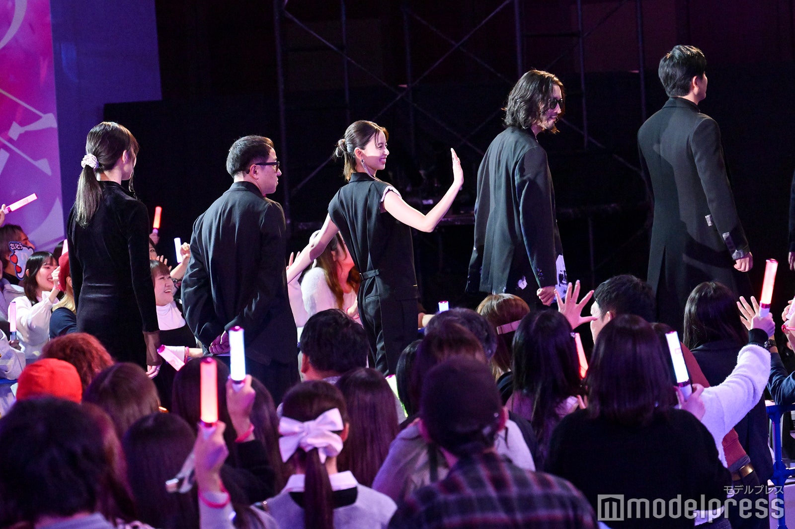 （中央）手を振る齋藤飛鳥（C）モデルプレス