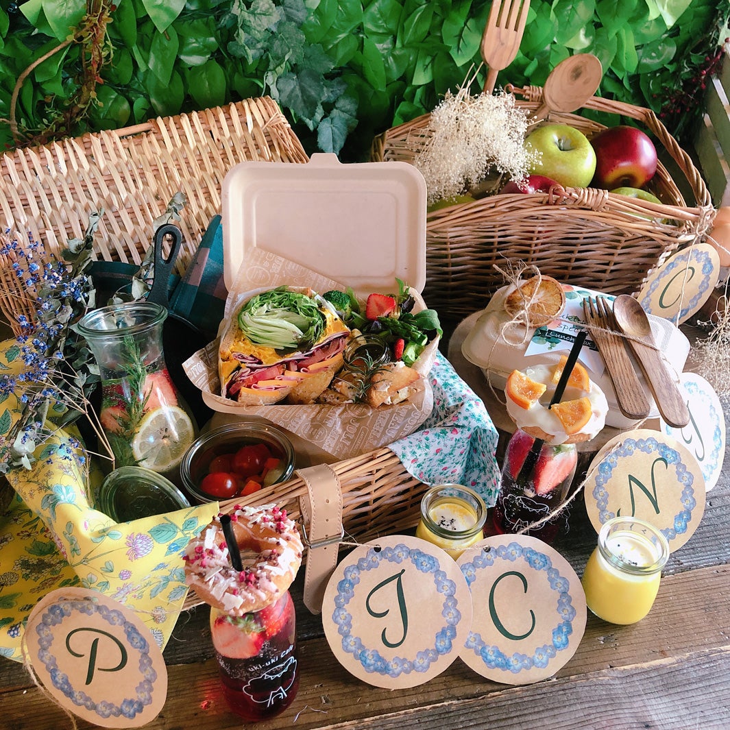 バチェラー柏原歩が作る“おしゃピク”が美味しそう！SNS映えも抜群、屋内なのに森でピクニック気分