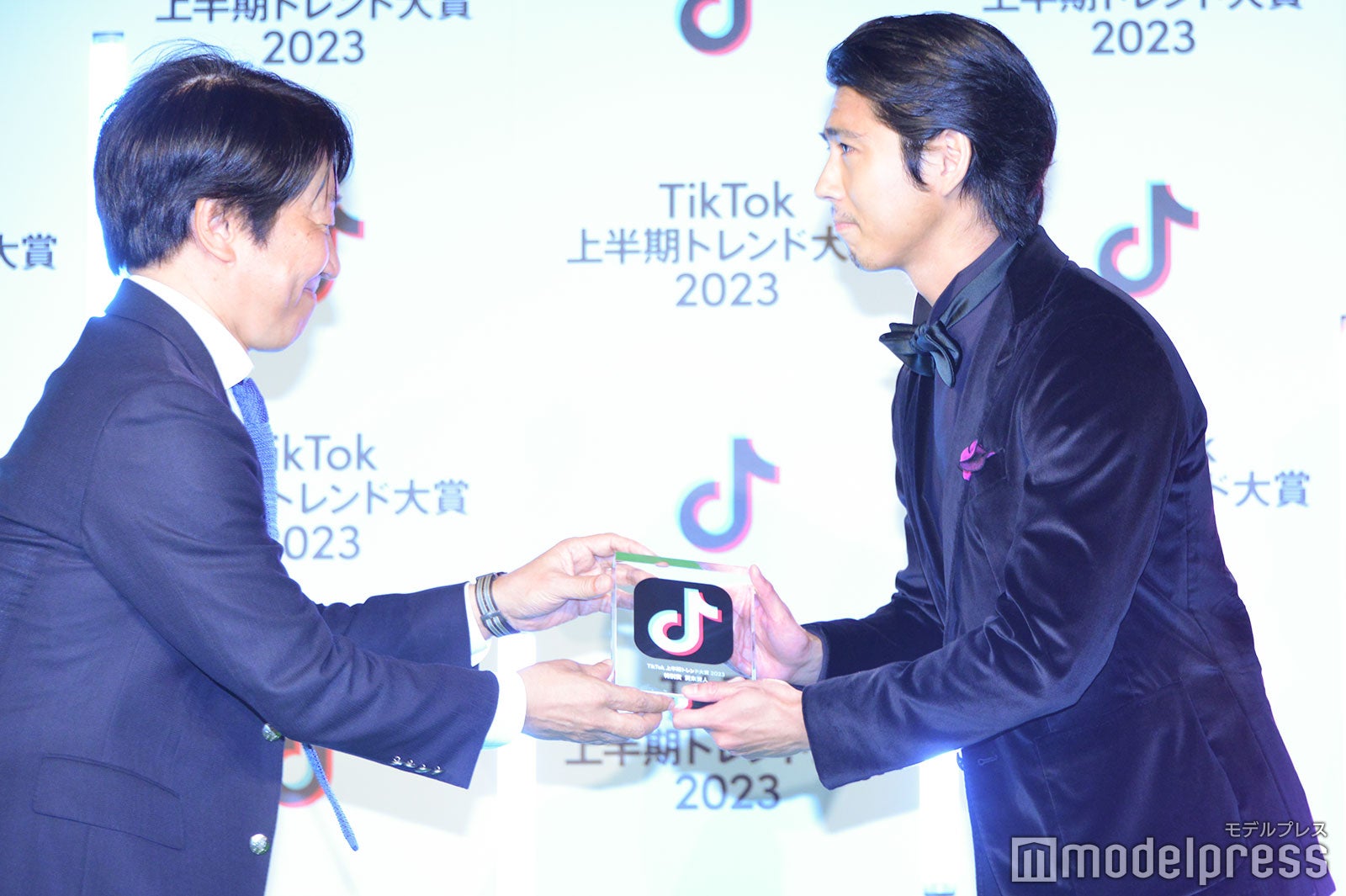 トロフィーが授与された賀来賢人（C）モデルプレス