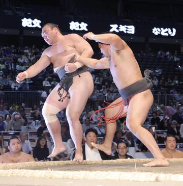 “イケメン”で注目の大森が5勝目、大量鬢付け油でオールバック姿で躍動【大相撲】
