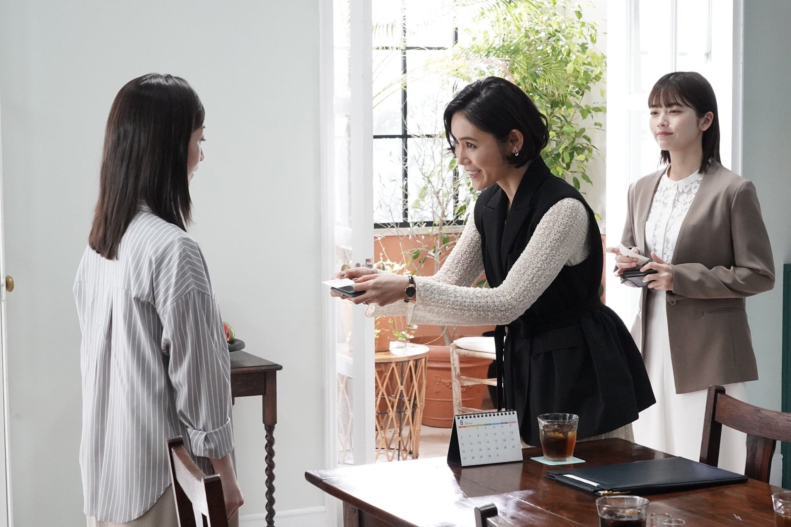 黒川智花、山口紗弥加、小芝風花「転職の魔王様」第7話より（C）カンテレ