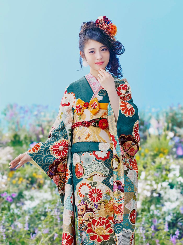 浜辺美波/平成をイメージした振袖(提供写真)