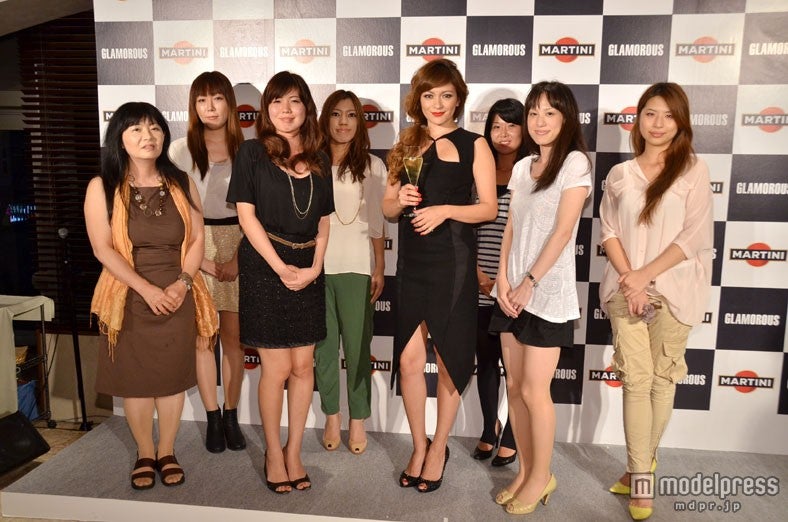 ファンとの記念撮影を行う岩堀せり