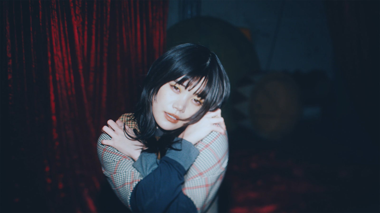 セントチヒロ・チッチ「柏木由紀なりのBiSH -BAD TEMPER-」MVより （提供写真）