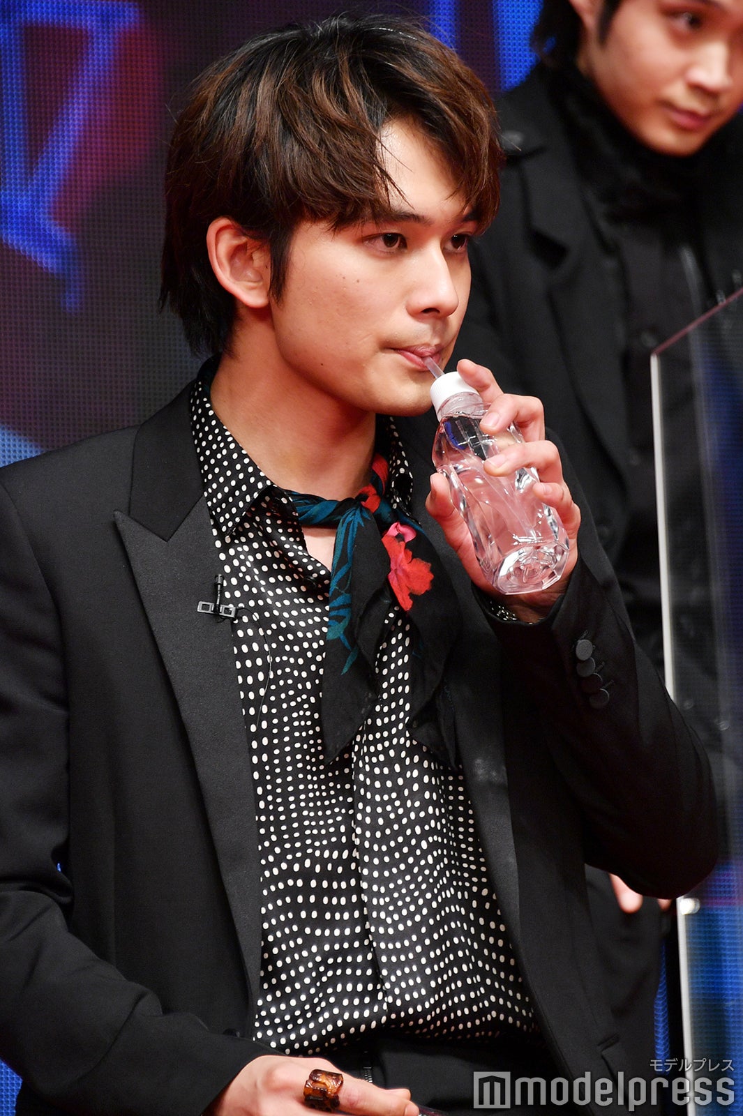 水分を補給する北村匠海（C）モデルプレス