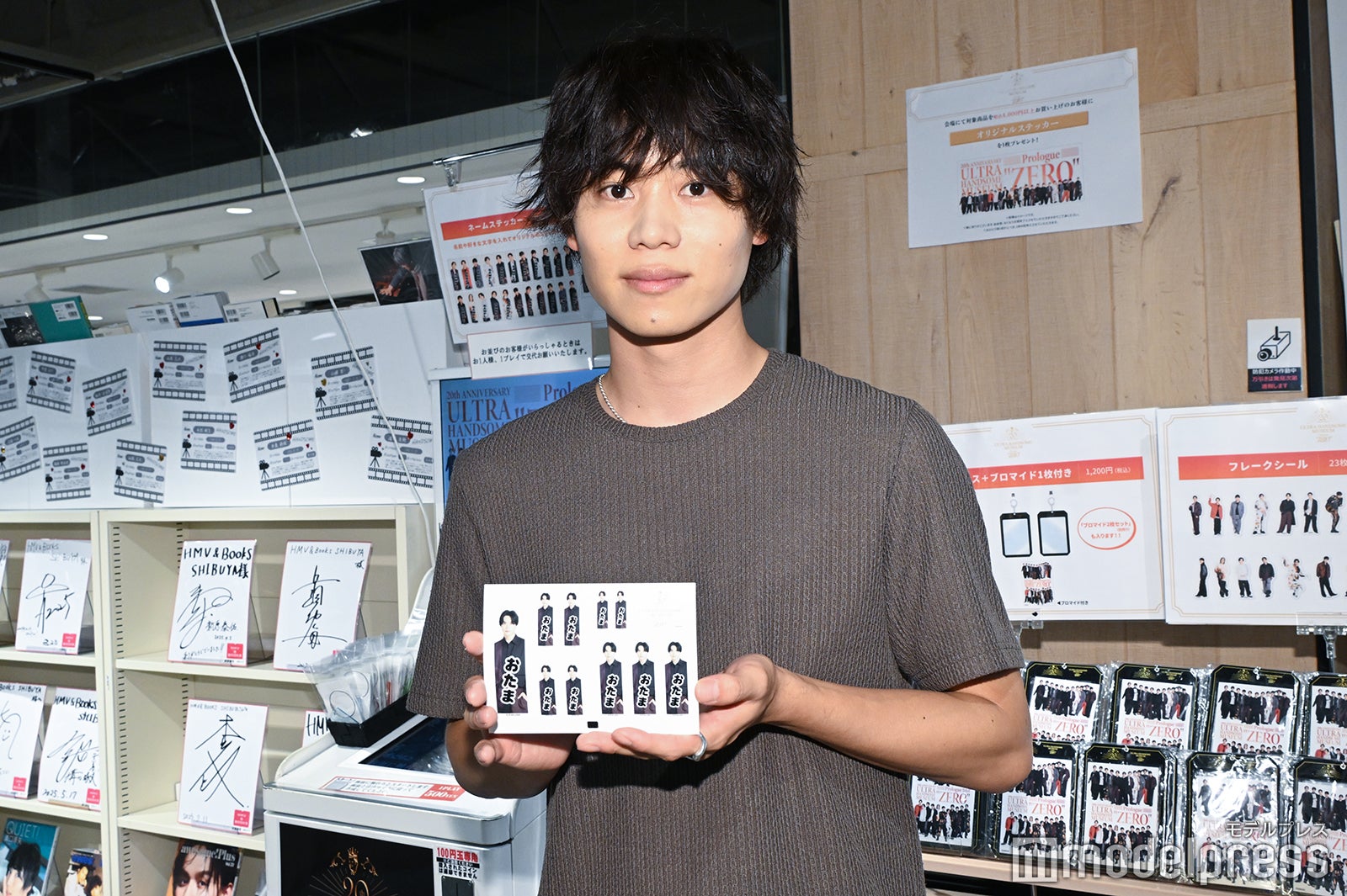 「おたま」ステッカーを作った太田将熙（C）モデルプレス