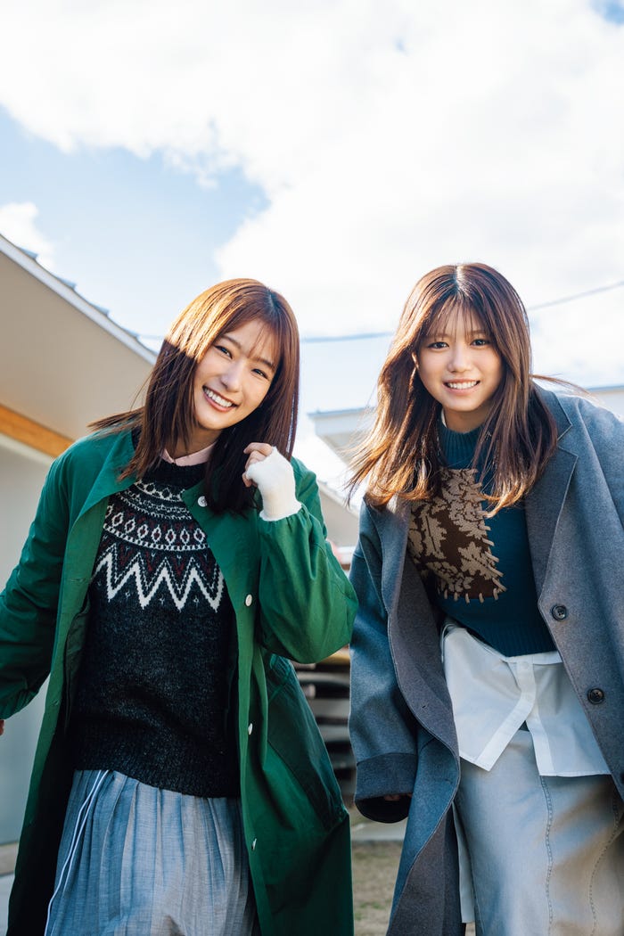 井上梨名×武元唯衣:撮影/ HIROKAZU、スタイリング/優哉 ヘアメイク/田村直子 澤田果歩、デザイン/松本麻実 (GROSVENOR design.)(画像提供:講談社)