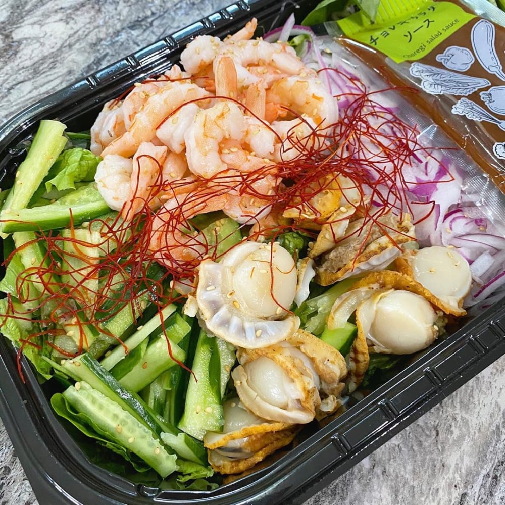 コストコのシュリンプ&ホタテチョレギサラダの写真