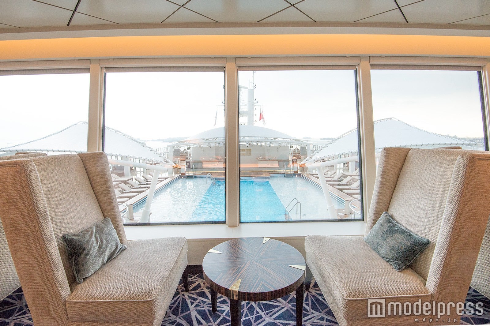 プールを見ながら一休み （C）モデルプレス