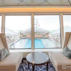 プールを見ながら一休み (C)モデルプレス