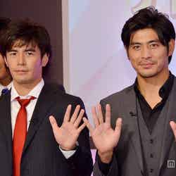 テレビ朝日の2013年度入社式にサプライズ登場した伊藤英明（左）と坂口憲二（右）