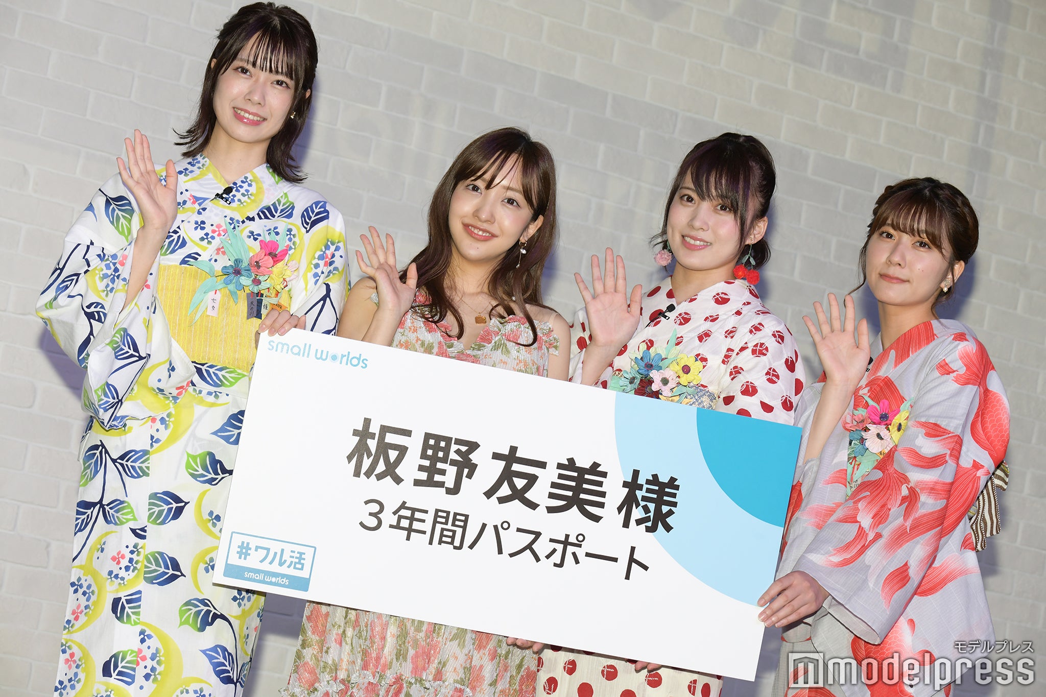 （左から）小田えりな、板野友美、岡部麟、清水麻璃亜（C）モデルプレス