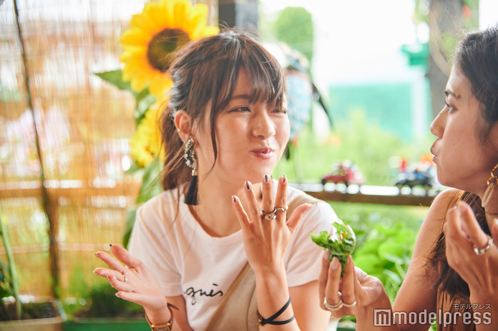 そのおいしさに笑みが止まらない（C）モデルプレス