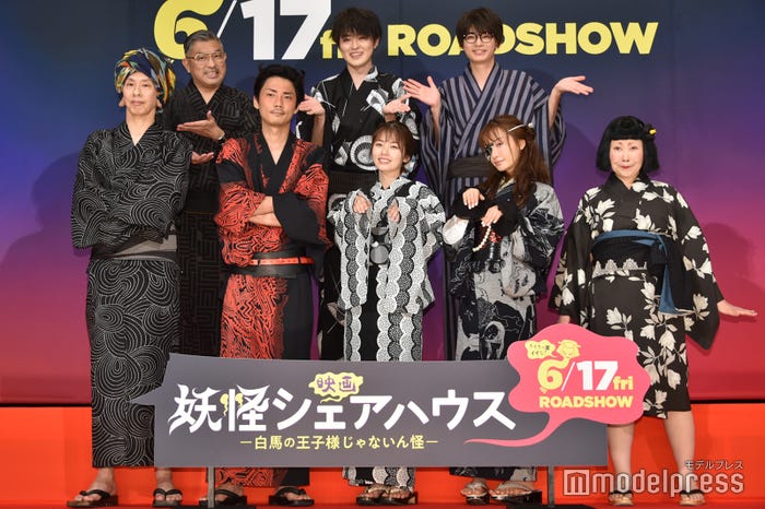 (前列左から)大倉孝二、毎熊克哉、小芝風花、松本まりか、池谷のぶえ(後段左から)豊島圭介監督、望月歩、豊田裕大(C)モデルプレス