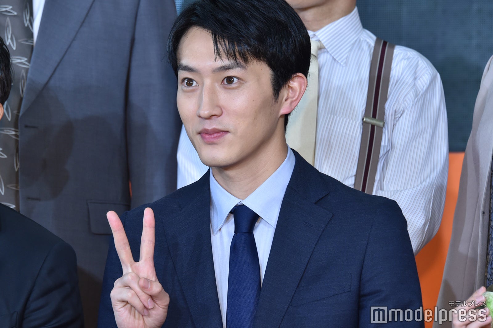 ピースを決める杉野遥亮（C）モデルプレス