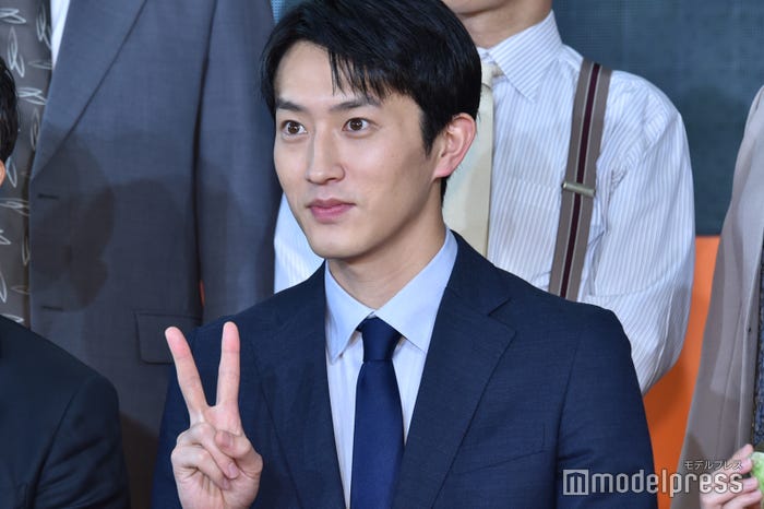 ピースを決める杉野遥亮(C)モデルプレス